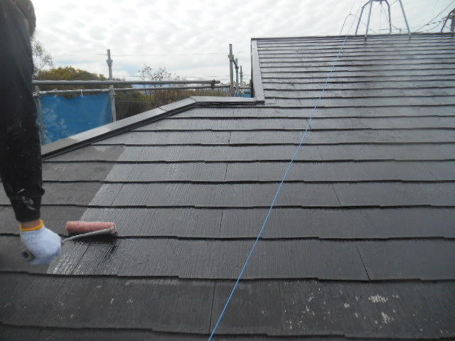 岸和田市天神山町の屋根の下塗り中