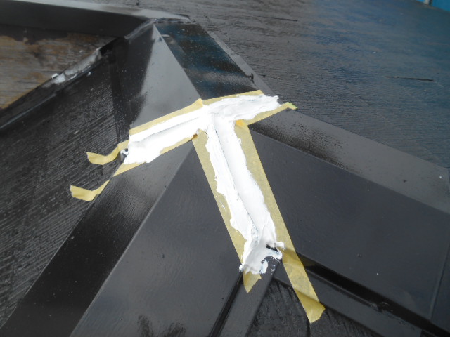 岸和田市天神山町の棟板金にコーキング防水