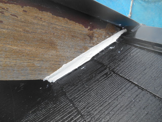 岸和田市天神山町の屋根の破風板にコーキング充填