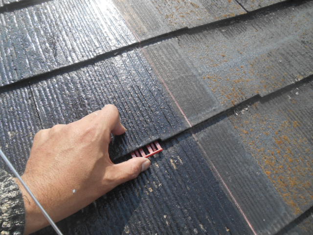岸和田市天神山町の屋根の縁切りでタスペーサー挿入