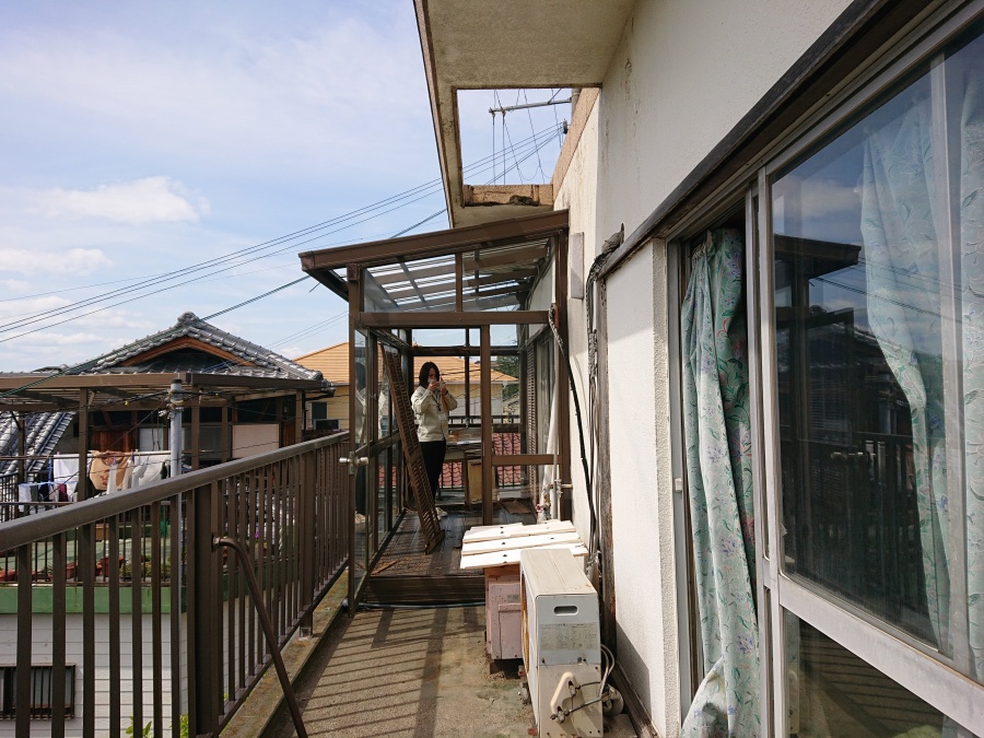 和泉市のベランダのサンルーム撤去前