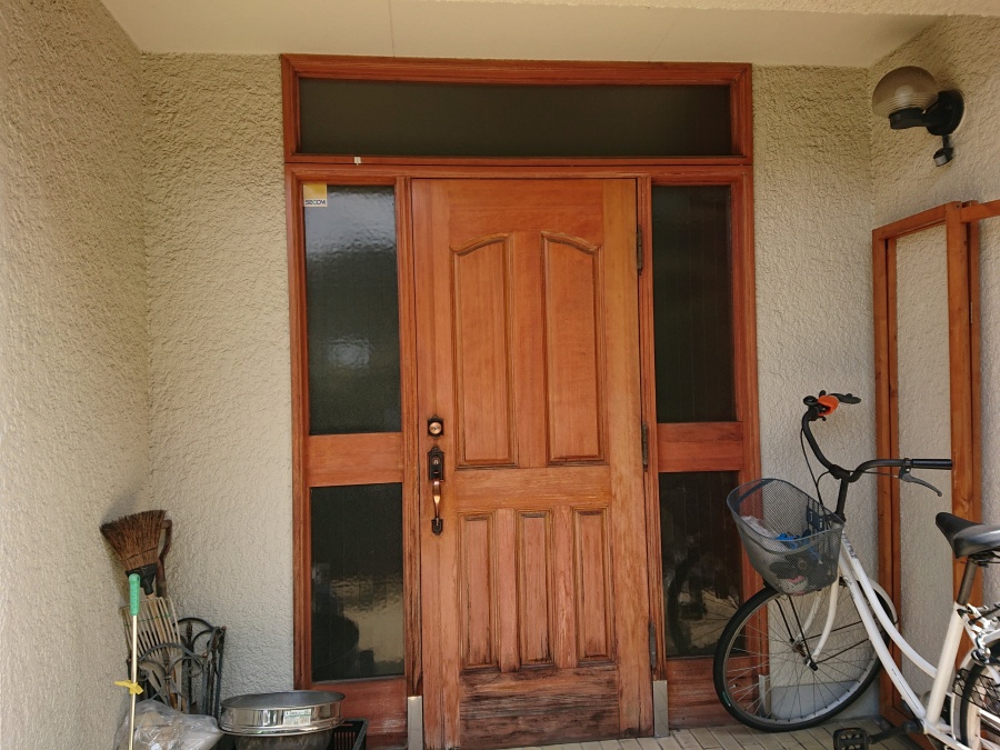 和泉市の傷んだ玄関ドア