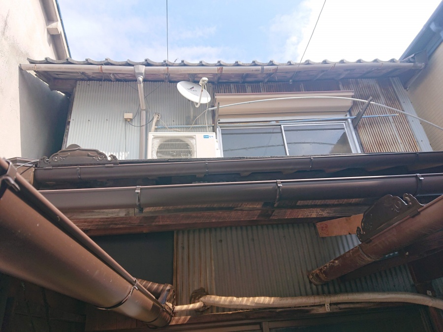 熊取町の葺き替えた屋根に雨樋を取付け