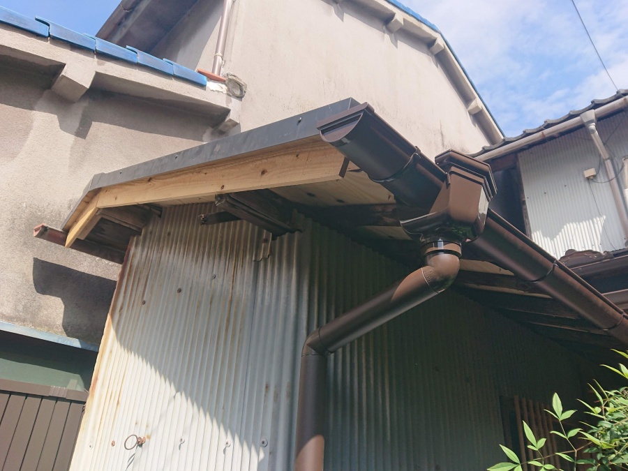 熊取町の葺き替えた離れの屋根に雨樋を取付け