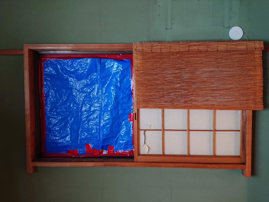 岸和田市の台風で割れた窓ガラス