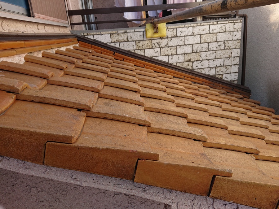 熊取町の下屋の漆喰詰め直し前