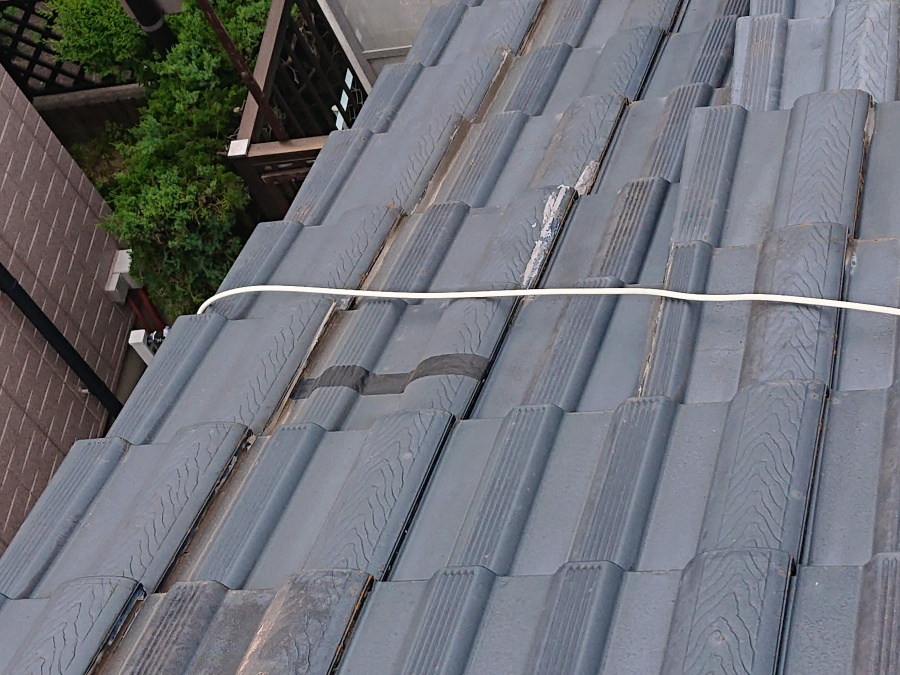 泉佐野市の屋根を防水テープで処置されています