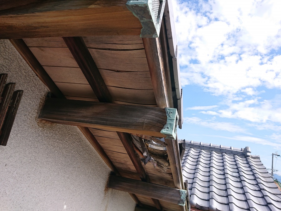 泉南市の穴が開いた軒天