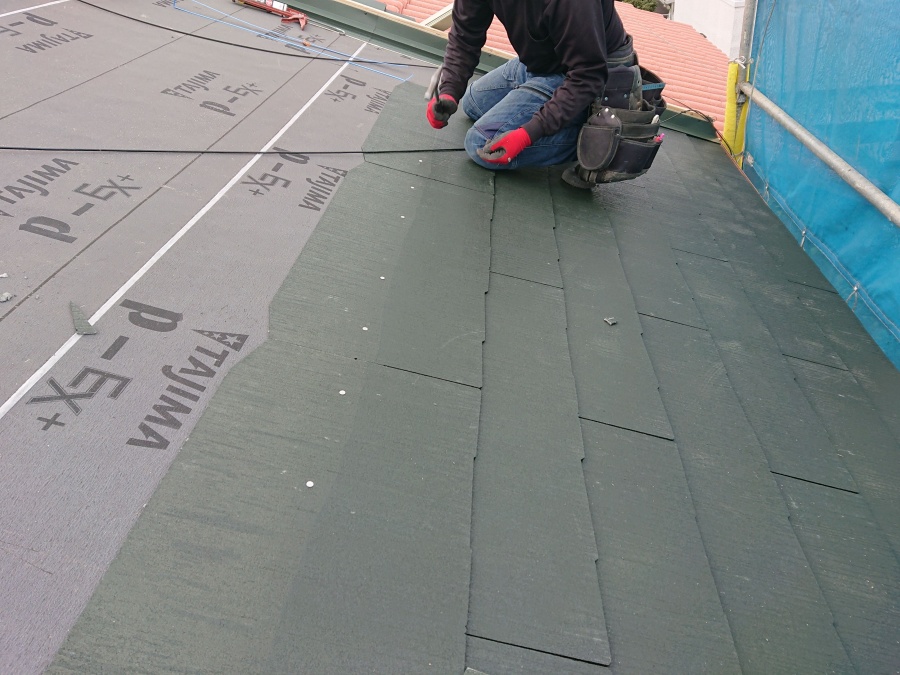 和泉市の屋根にスレートを葺きます