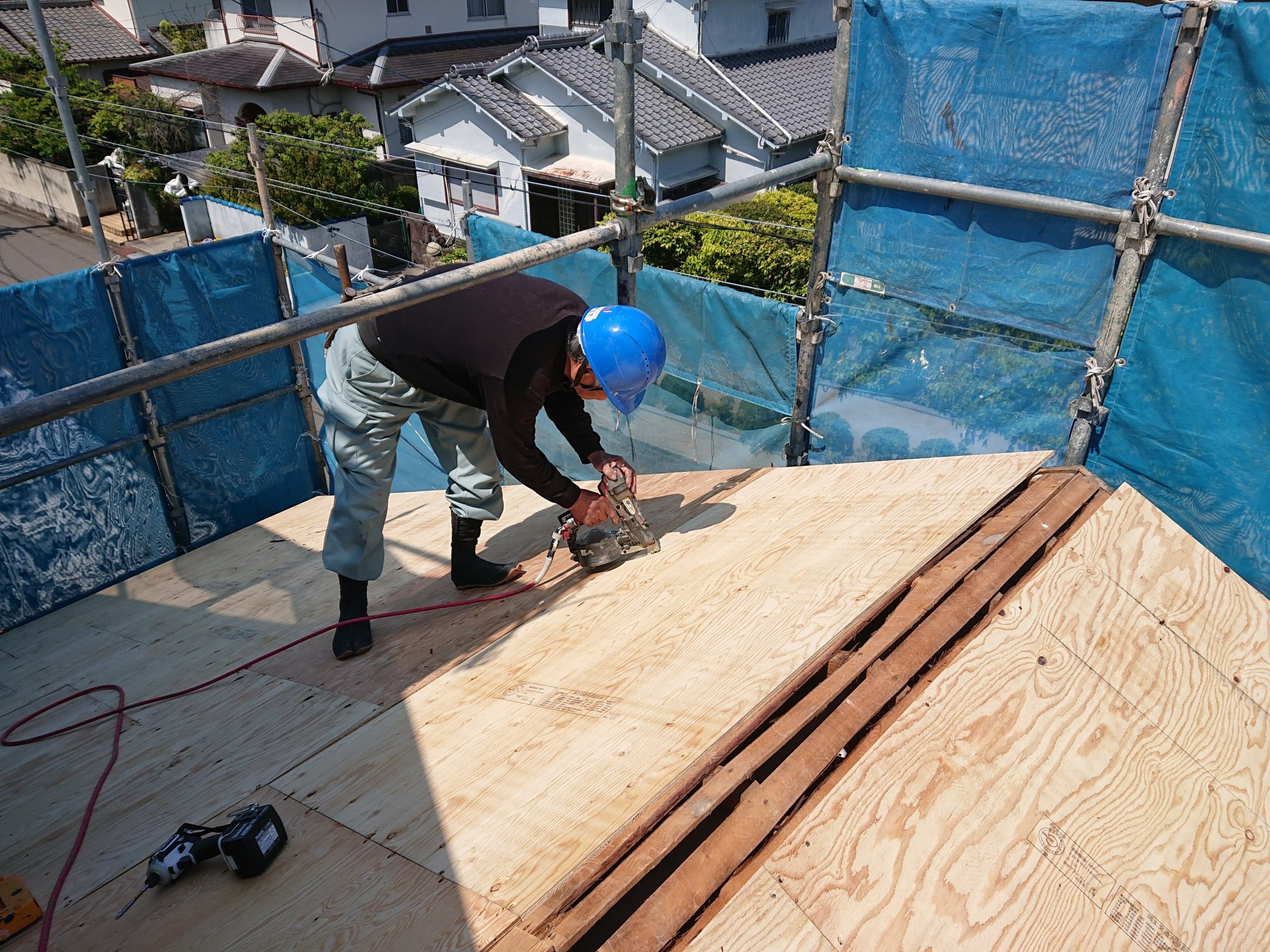 岸和田市の屋根の野地板張り