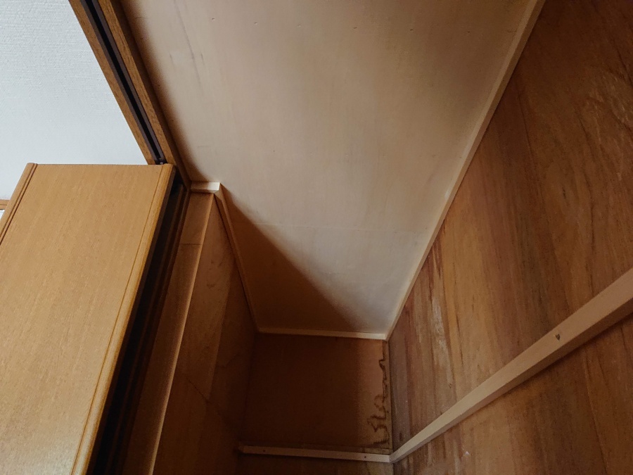 和泉市の雨漏りしていたクローゼットの天井を貼り替え