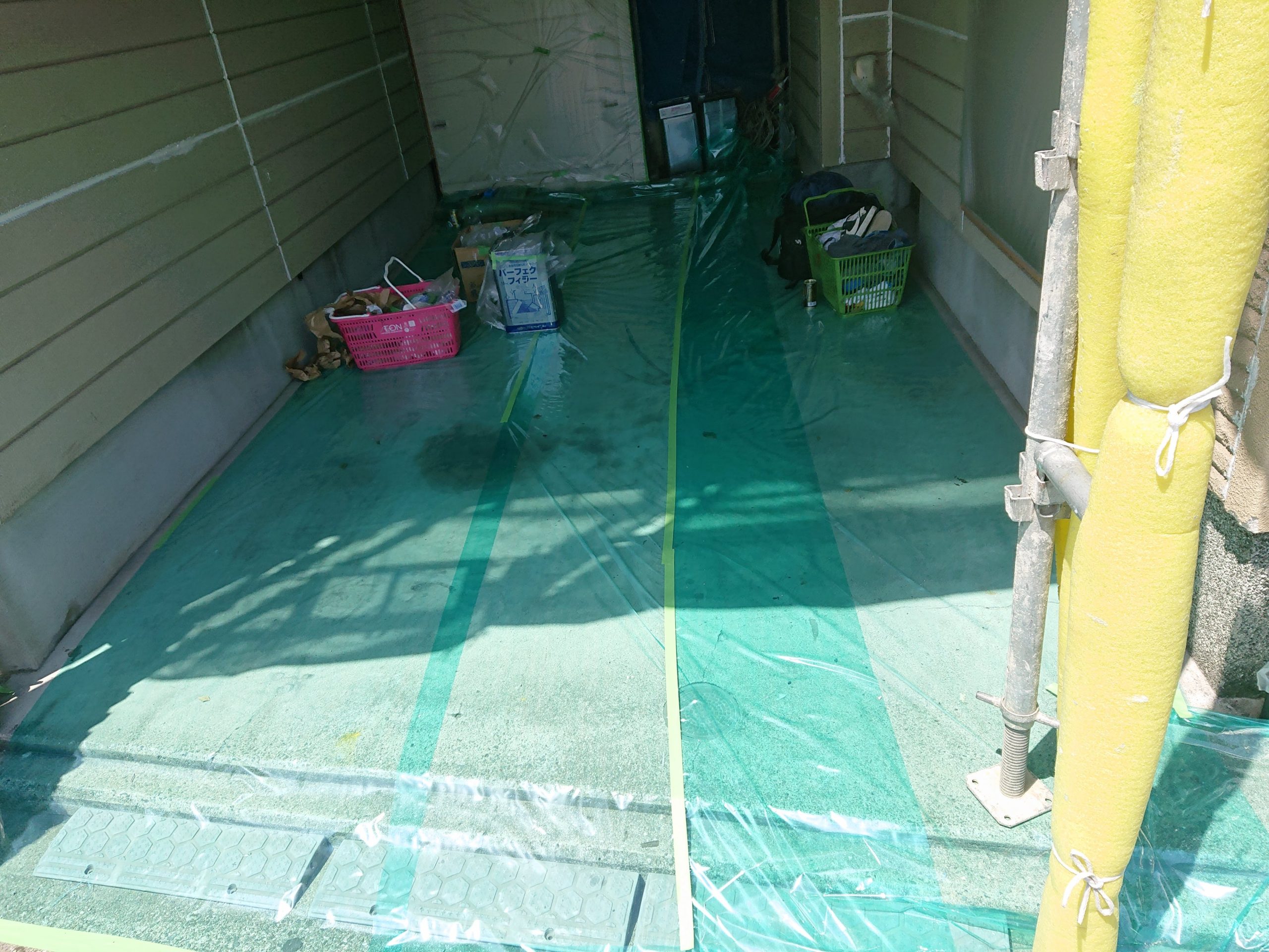 高石市の塗装前の養生作業