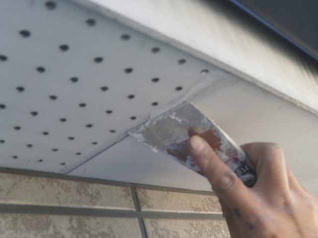 岸和田市尾生町の軒天井の継ぎ目にパテ塗り