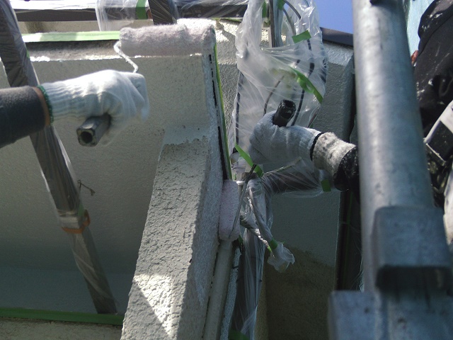 岸和田市吉井町の外壁の付帯部養生後塗装