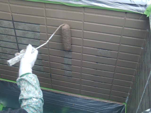 岸和田市尾生町の外壁中塗り中