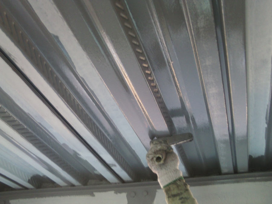 岸和田市春木の鉄部を上塗り