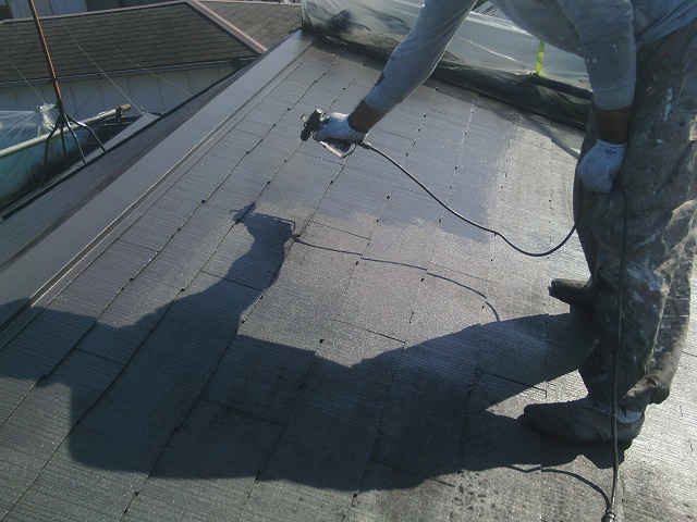 和泉市の屋根に中塗り