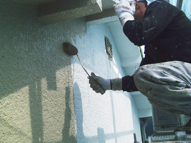 岸和田市吉井町のモルタル外壁の中塗り