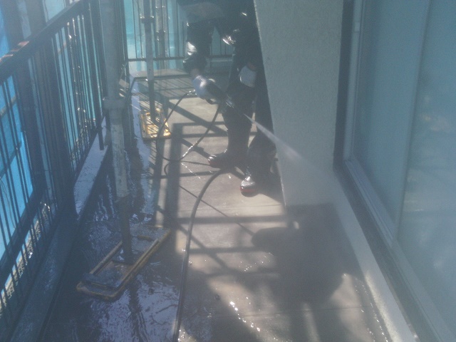 岸和田市吉井町のベランダ洗浄