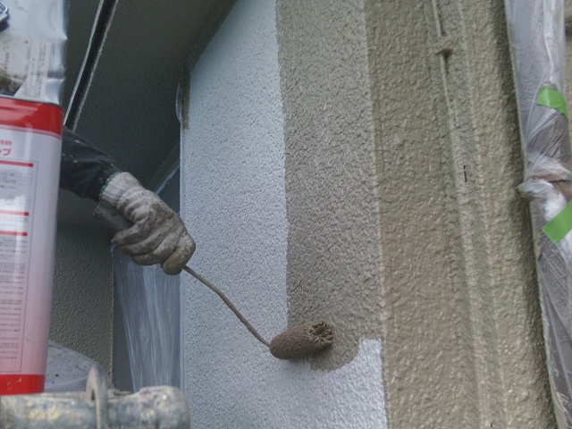 岸和田市吉井町の外壁中塗りの様子