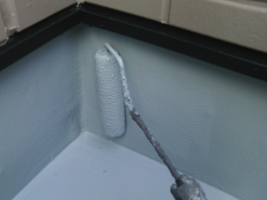 岸和田市尾生町のベランダの立ち上がりにトップコート塗布