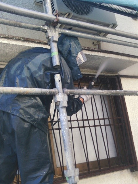 岸和田市吉井町の庇の裏側も洗浄