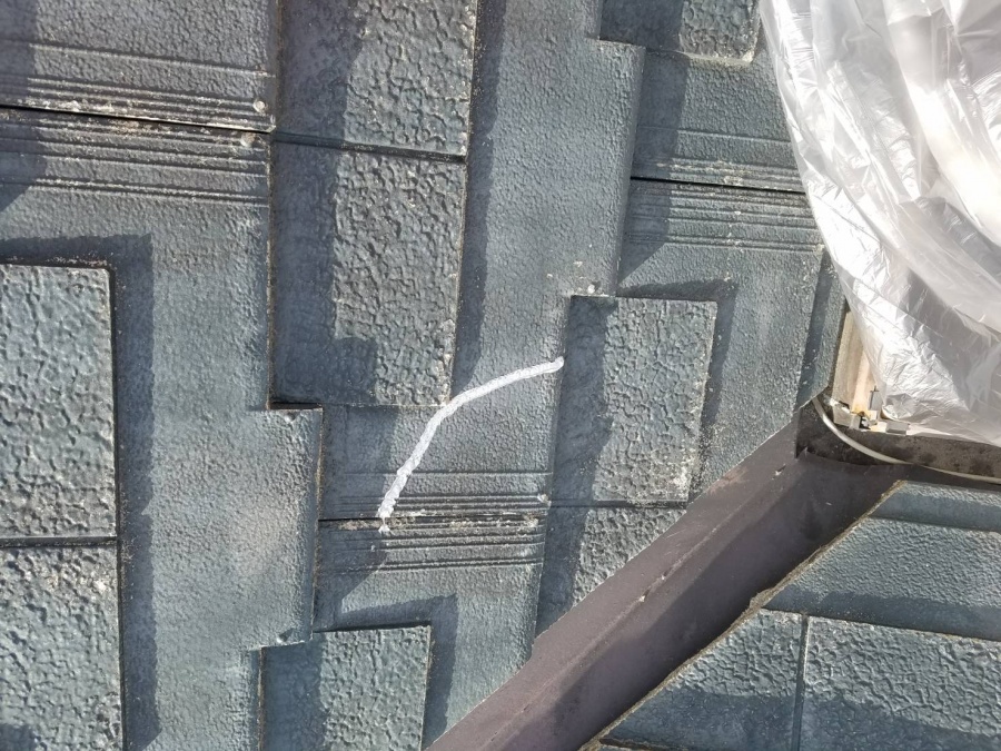 岸和田市のセメント瓦をコーキングで補修しました