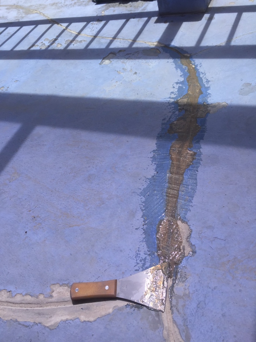 岸和田市のベランダのクラック補修