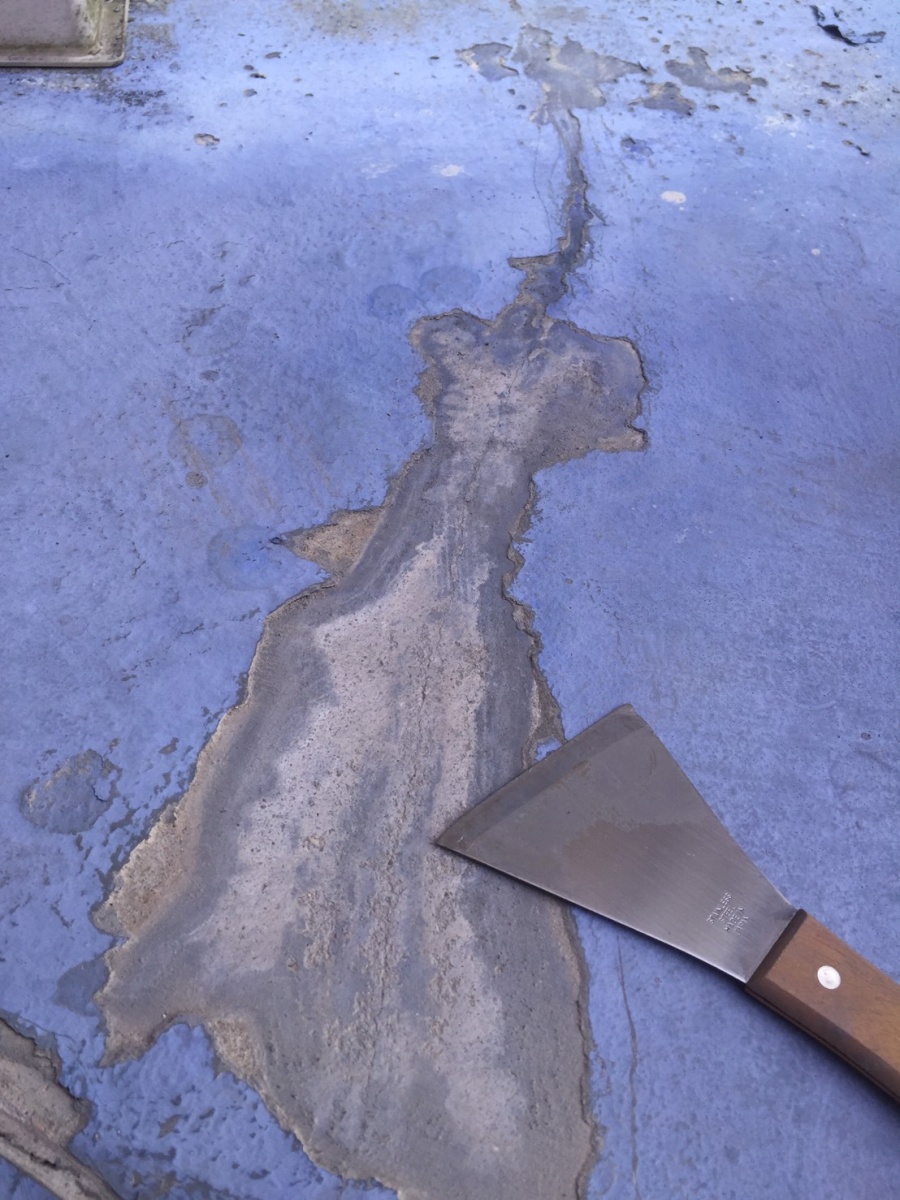 岸和田市のベランダ防水のケレン作業