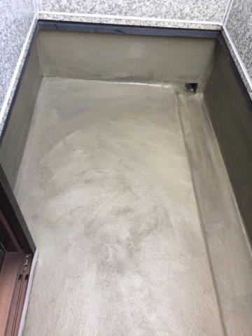 岸和田市のバルコニーにカチオンクリートしごき塗り