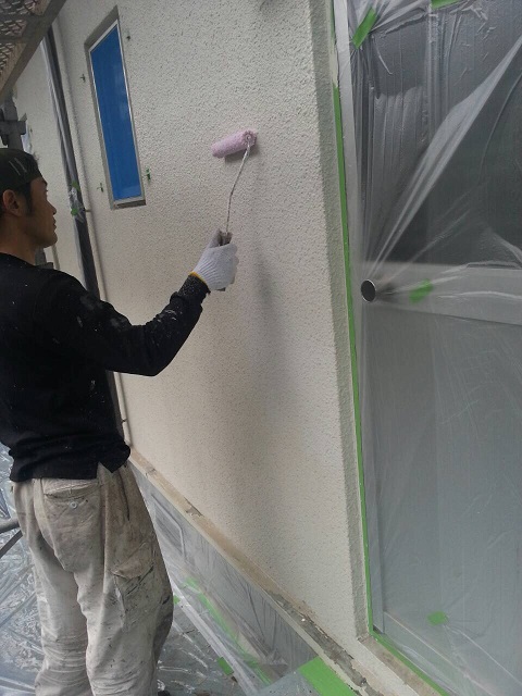 岸和田市天神山町の外壁の下塗り