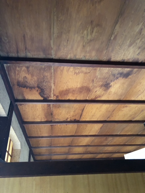 岸和田市の店舗内の雨漏り