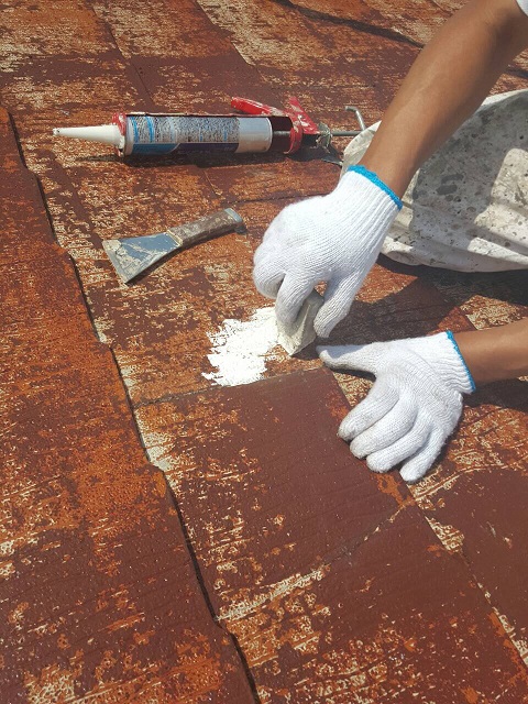 岸和田市摩湯町の割れた瓦の補修