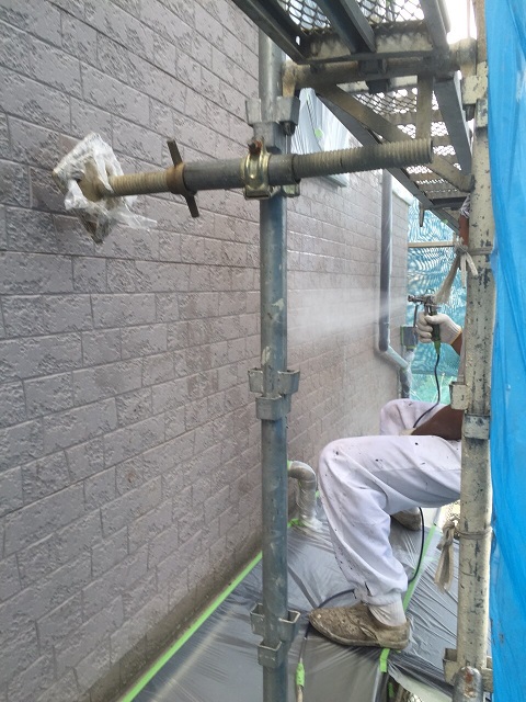 岸和田市八田町の外壁の下地吹付