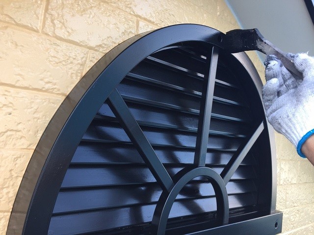 岸和田市八田町の小屋裏換気口塗装の様子