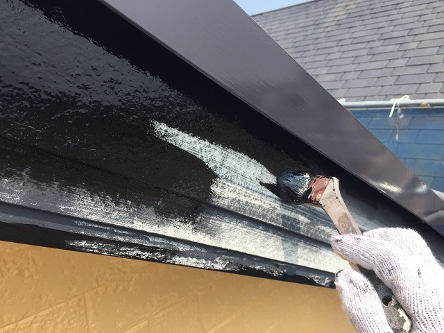 岸和田市八田町の破風板塗装中