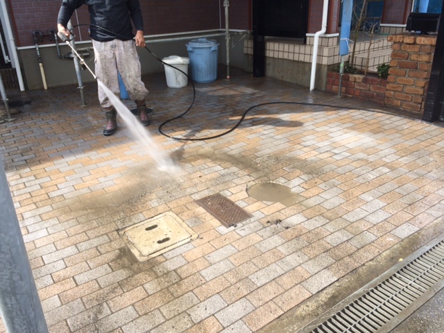 岸和田市包近町のタイルの土間洗浄