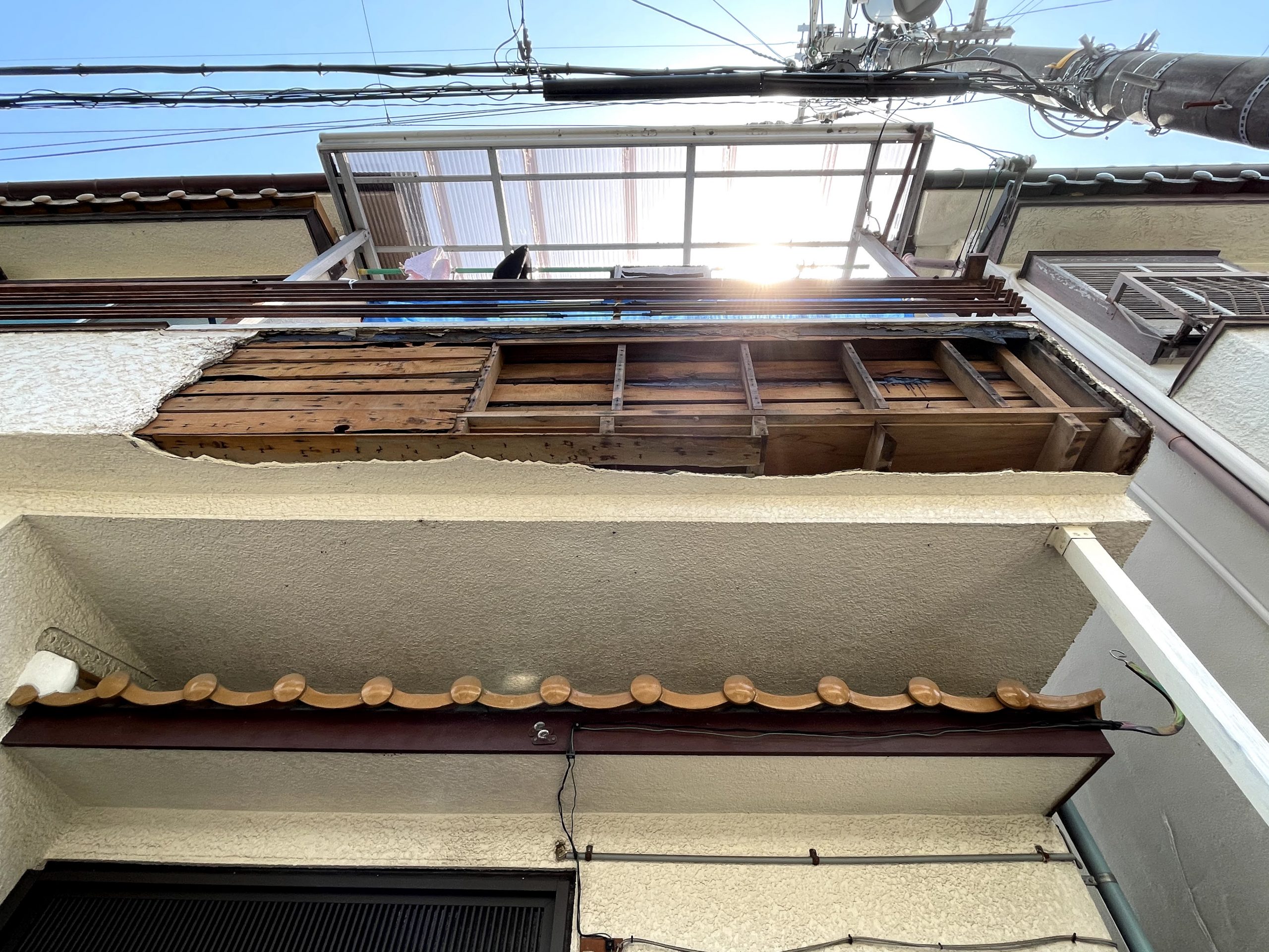 和泉市のベランダの外壁が落下