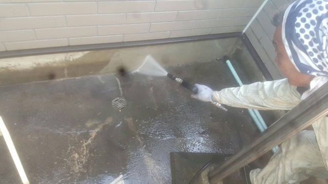 和泉市のベランダも洗浄中
