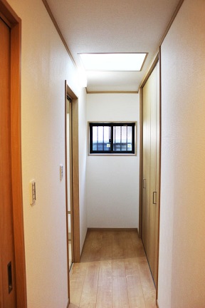 岸和田市上松町で屋根葺き替えと同時に天窓を取付ました！