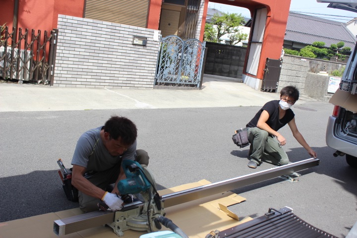 岸和田市神須屋町のカーポートの部材カット中