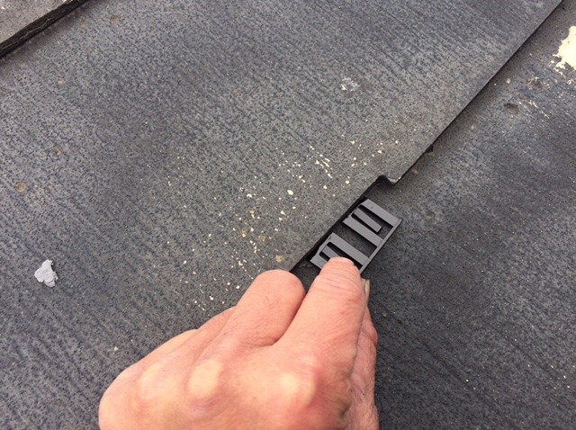 岸和田市尾生町の屋根にタスペーサー挿入