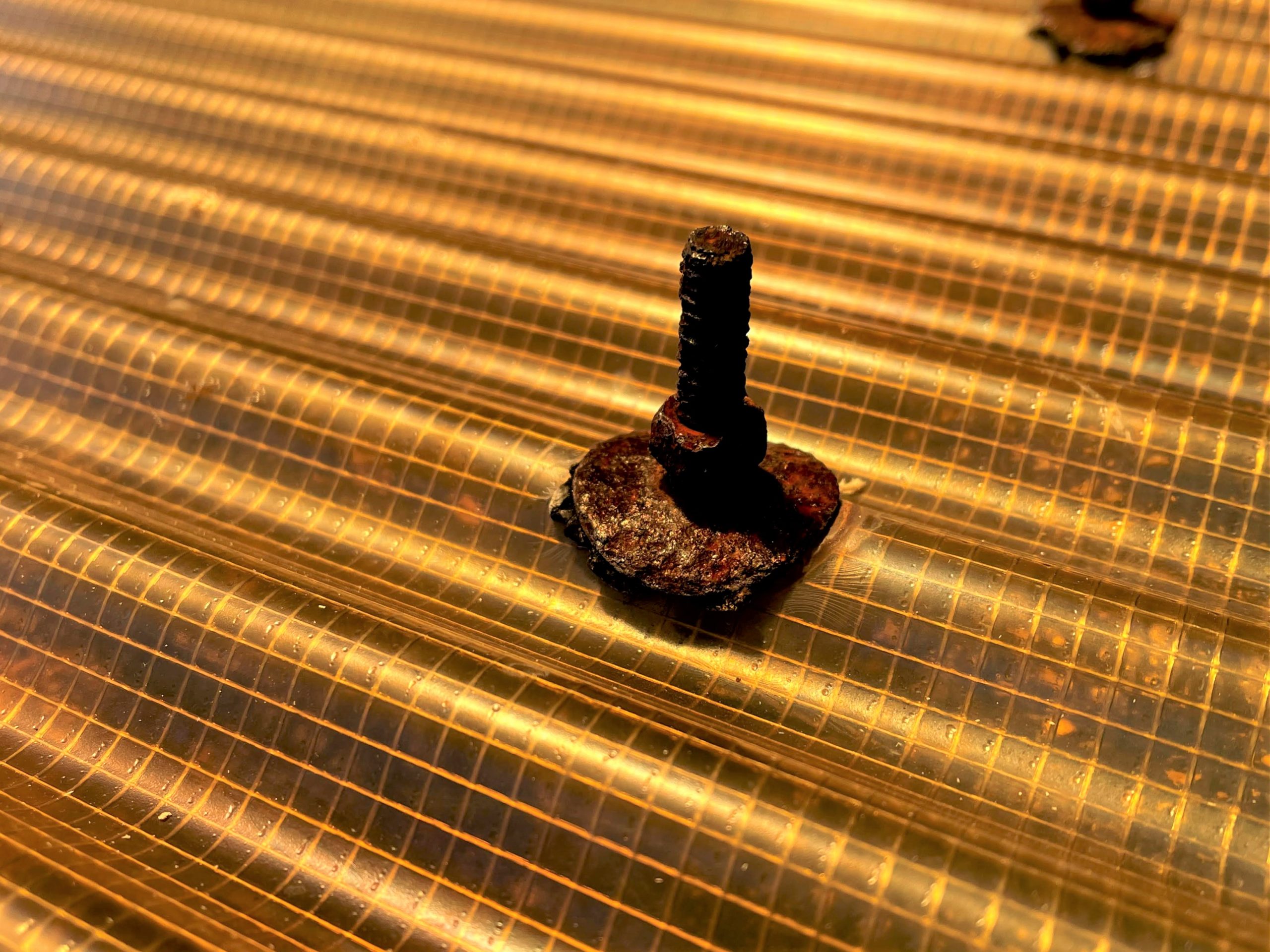 ガラス繊維ネットを挟んで強化した硬質塩化ビニール素材でできた波板。車庫でよく使われる素材