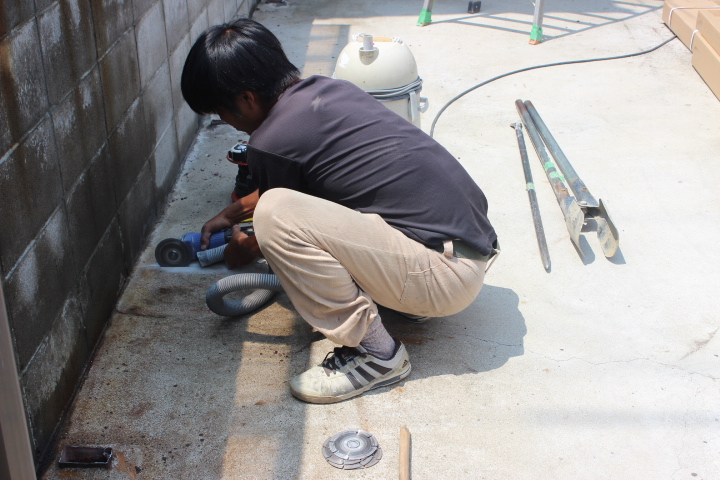 岸和田市土生町の新テラスの柱設置でコンクリートハツリ中