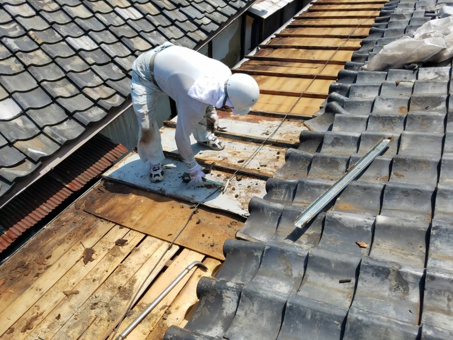 岸和田市岡山町の下屋の既存のトタン屋根撤去