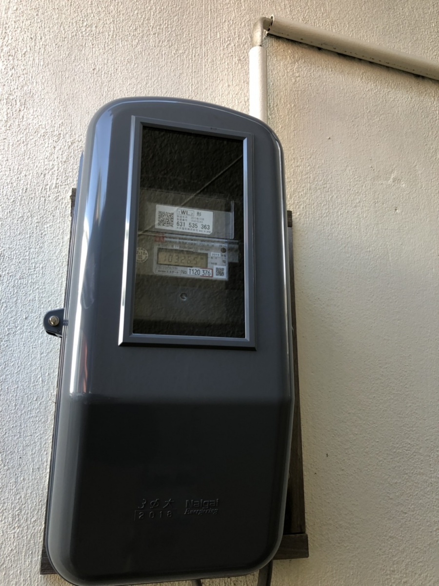 和泉市の電気メーターのカバー取付け