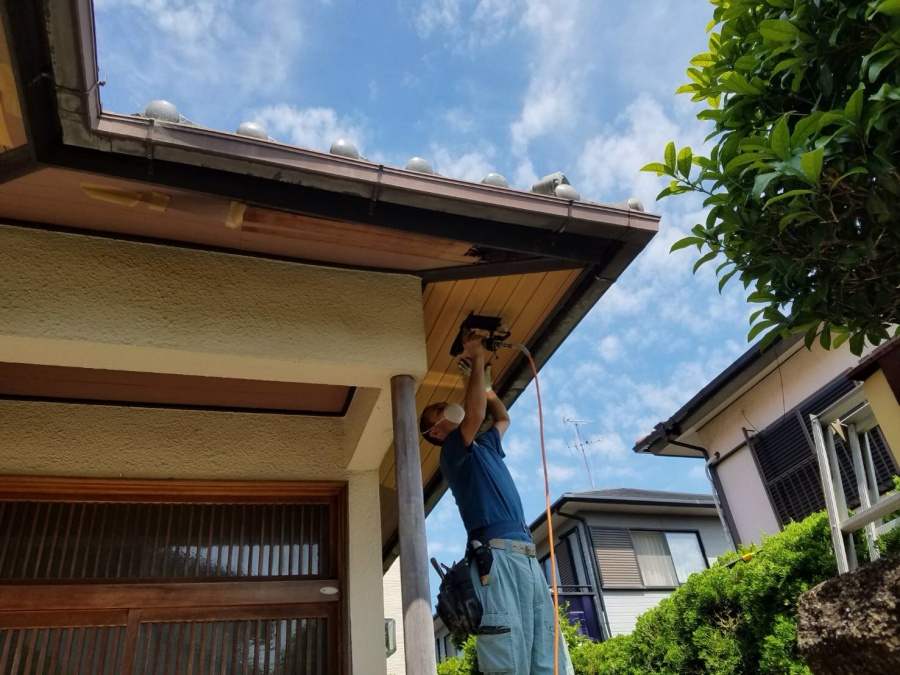 泉南市男里の劣化が激しい軒天井修理工事