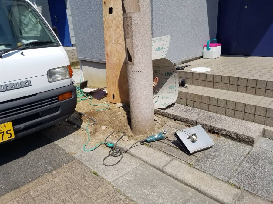 貝塚市半田の既存の機能ポール撤去中