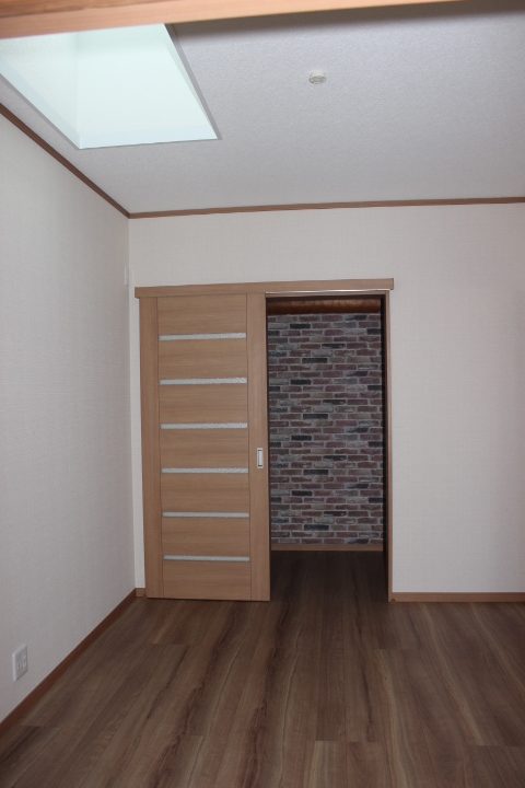 岸和田市西之内町の採光窓を設置した洋室