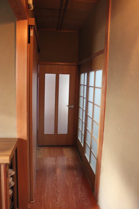 岸和田市西之内町で採光窓設置で明るくなった廊下